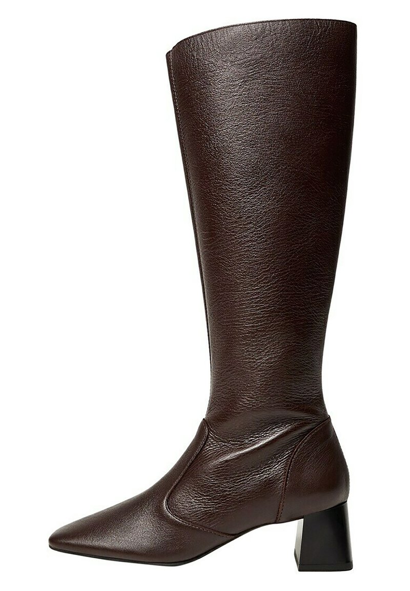 Bota alta de cuero marrón, de punta afilada, con tacón cuadrado y textura suave; presenta un diseño estilizado y toques minimalistas.