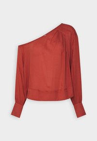 Blouse à manches longues couleur rouille avec un design asymétrique à une épaule, détails plissés et larges poignets aux deux manches.