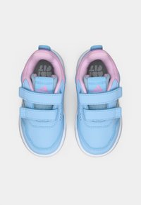 Μπλε συνθετικά αθλητικά παπούτσια με ροζ λεπτομέρειες, διπλά λουράκια με βέλκρο και λευκές λαστιχένιες σόλες. Το εσωτερικό διαθέτει υφή σε γκρι φόδρα. Πλήρης προβολή του σχεδίου.