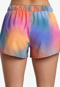 Pantalones cortos deportivos multicolores con un patrón de tie-dye en tonos de rosa, naranja, azul y lavanda; cintura elástica con detalle fruncido.