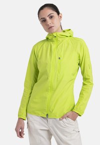 Leichte gelb-grüne Jacke mit Kapuze, Reißverschluss vorne und strukturiertem Stoff. Verfügt über eine Reißverschlusstasche auf der Brust und verstellbare Manschetten.