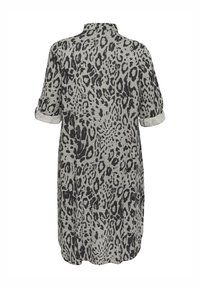 Robe chemise en imprimé léopard gris et noir, avec un col, des manches courtes retroussées, et une coupe décontractée dans un tissu texturé.