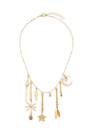 Naszyjnik w odcieniu złota z różnymi charmsami: półksiężyc, gwiazda, pająk oraz kamienie, o teksturowanym i gładkim wykończeniu, z regulowanym łańcuszkiem.