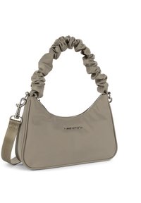 Borsa a spalla in nylon grigio con manico arricciato, hardware argentato e chiusura con zip. Presenta un logo sul davanti e una tracolla rimovibile.