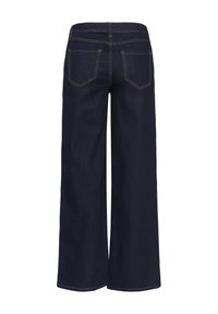 Jeans in denim blu scuro a gamba larga con tasche posteriori e cuciture gialle visibili, mostrati da dietro su uno sfondo bianco.