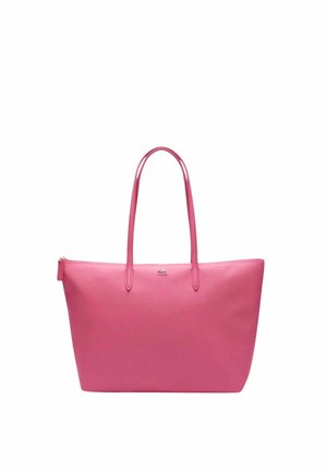 Sac fourre-tout synthétique rose avec deux poignées de portée, fermeture éclair et logo en relief à l'avant. Texture lisse, forme rectangulaire.