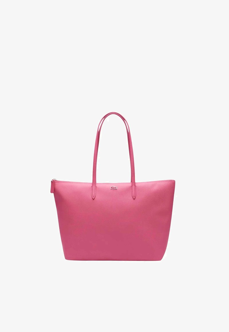 Sac fourre-tout synthétique rose avec deux poignées de portée, fermeture éclair et logo en relief à l'avant. Texture lisse, forme rectangulaire.