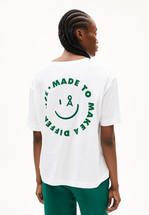 Weißes Baumwoll-T-Shirt mit einem großen grünen Druck auf der Rückseite, einschließlich eines Smiley-Gesichts und dem Text "MADE TO MAKE A DIFFERENCE."