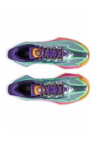 Scarpe sportive multicolori con una parte superiore in rete, accentuate da dettagli verdi, viola e arancioni, con lacci a fantasia e un design elegante e aerodinamico.