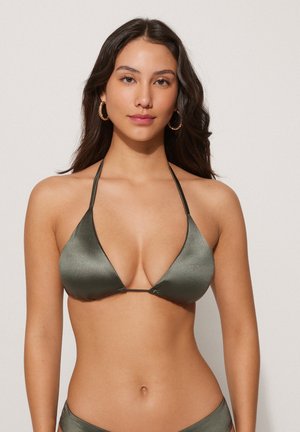 Dunkelgrüner Satin-Bikini-Oberteil mit dreieckigen Cups, dünnen verstellbaren Trägern und minimalem Zubehör. Glatte Textur mit leichtem Glanz.