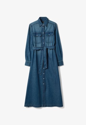 Vestido camisero de mezclilla de manga larga con cierre de botones delanteros, dos bolsillos con solapa en el pecho, cuello puntiagudo y cinturón a juego en la cintura.