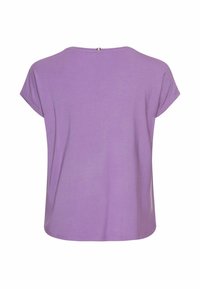 Fioletowy krótki rękaw t-shirt wykonany z miękkiego materiału, z okrągłym dekoltem i małym metalowym akcentem z tyłu.
