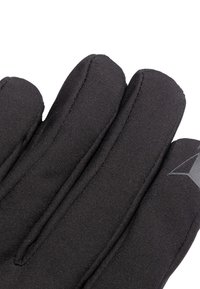 Zwarte handschoenen met een stoffen buitenkant en drie verlengde vingercompartimenten. Gladde textuur en subtiele logodetails op het polsgebied.