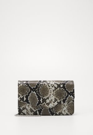 Rechthoekige clutch met een zwart, grijs en wit slangenhuidpatroon en een zilveren kettingriem op een effen achtergrond.