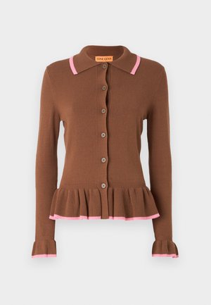 Cardigan castanho com uma saia peplum rodada, detalhes em malha rosa às voltas do colarinho e punhos, e botões redondos na frente. Textura de malha suave.