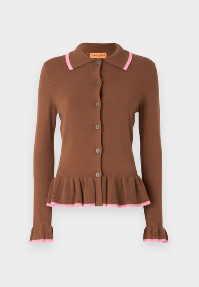 Hnědý cardigan s rozšířeným peplum lemem, růžovými žebrovanými akcenty na límci a na manžetách a kulatými knoflíky vpředu. Měkká pletená textura.