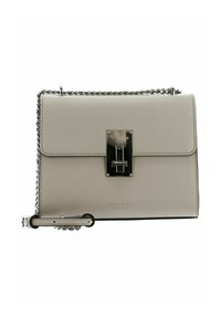 Sac à main en cuir beige de forme rectangulaire, avec rabat avant, ferrures argentées et bandoulière chaîne. Comprend un détail de fermoir central et un logo.