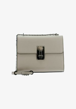 Sac à main en cuir beige de forme rectangulaire, avec rabat avant, ferrures argentées et bandoulière chaîne. Comprend un détail de fermoir central et un logo.