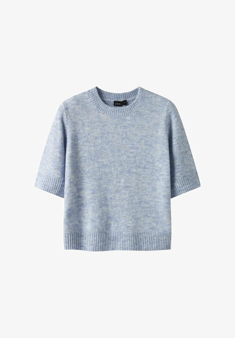 Jasnoniebieski sweter z krótkim rękawem, wykonany z miękkiego dzianinowego materiału, z okrągłym dekoltem oraz ściągaczami przy mankietach i u dołu.