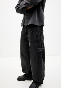 PULL&BEAR BALLOON FIT WITH EMBROIDERED POCKET - Jeans baggy - black