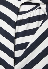 Tecido listrado azul marinho e branco com uma textura de algodão suave, apresentando largas listras horizontais e um decote feito de material tecido.
