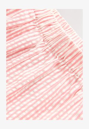 Světle růžová a bílá pruhovaná látka s texturovaným povrchem. Obsahuje shrnované detaily podél okraje, které vytvářejí jemné záhyby.