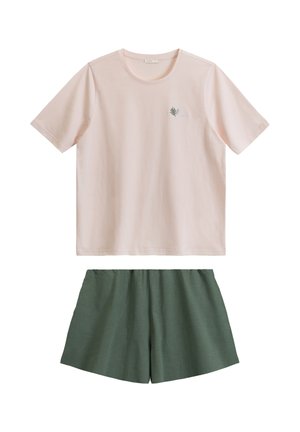 Bawełniany zestaw odzieży domowej składający się z jasnoróżowego t-shirtu z krótkim rękawem z haftem liści oraz zielonych szortów z elastycznym pasem. Gładka faktura, luźny krój.