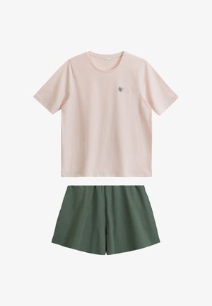 Bawełniany zestaw odzieży domowej składający się z jasnoróżowego t-shirtu z krótkim rękawem z haftem liści oraz zielonych szortów z elastycznym pasem. Gładka faktura, luźny krój.