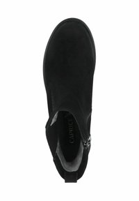 Botín de ante negro con un acabado suave, cremallera lateral, suela flexible y forro suave. Silueta elegante con un detalle minimal.