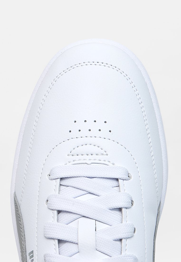 Zapatilla blanca de cuero con puntera redondeada, perforaciones para la transpirabilidad y cierre de cordones planos; cuenta con acentos grises en el lateral.