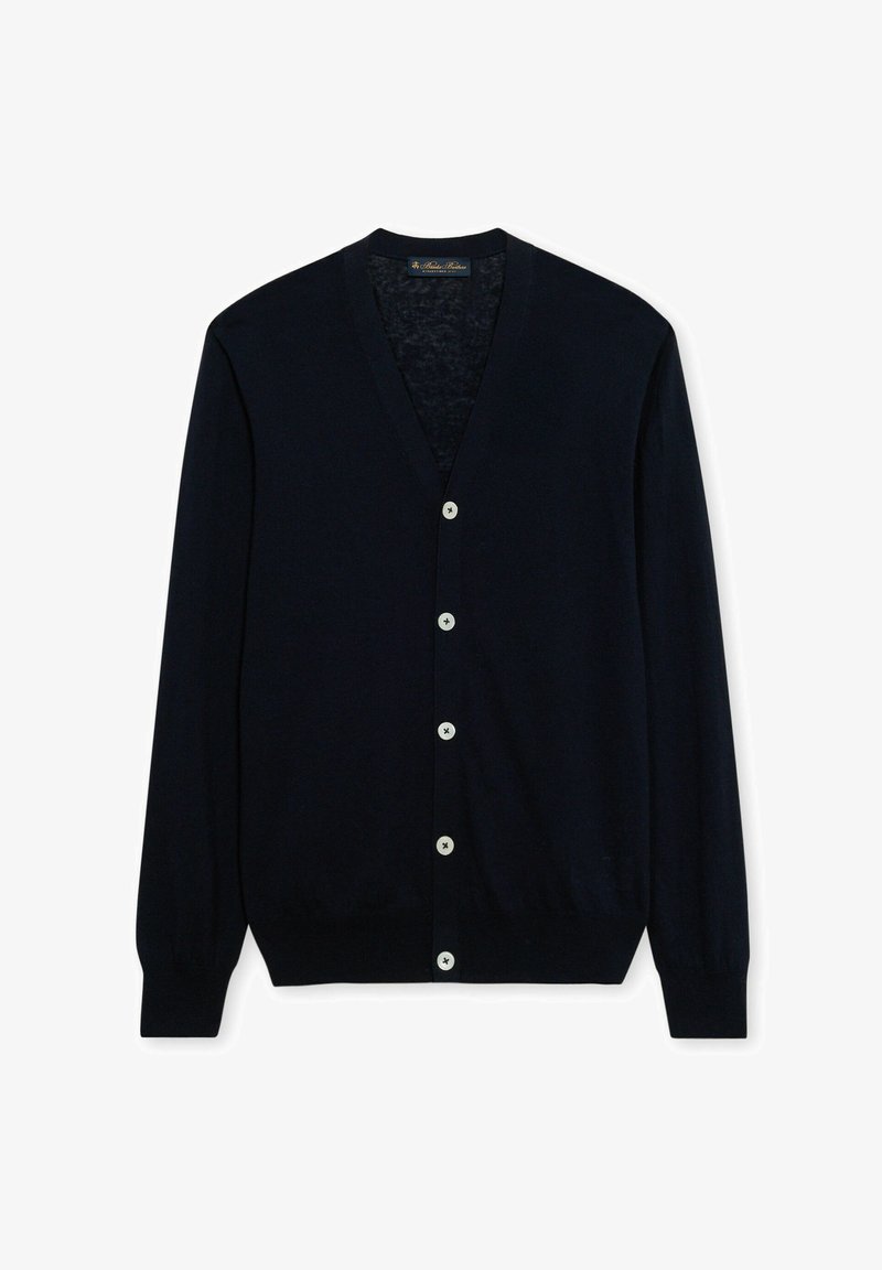 Černý kardigan s výstřihem do V, dlouhými rukávy a pěti bílými knoflíky po celé délce vpředu, zobrazený na bílém pozadí.