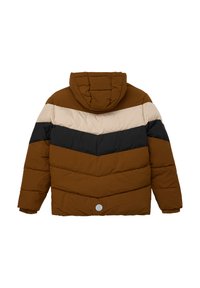 Bruine gewatteerde jas met capuchon, met een chevronpatroon in beige, zwart en bruin. Zachte textuur en knoopdetail aan de onderkant.