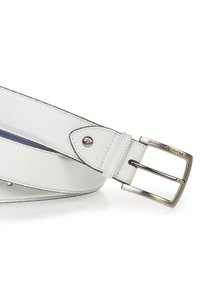 Cintura in pelle bianca con una finitura testurizzata, dotata di una fibbia rettangolare in tonalità argento e un piccolo accento decorativo vicino alla punta.