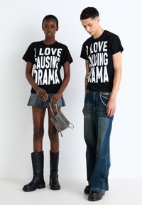 Jaded London DRAMA SLOGAN TEE UNISEX - Marškinėliai su spaudiniu - black