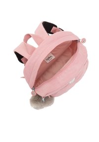 Zaino rosa realizzato in morbido tessuto, con spallacci imbottiti e regolabili, compartimenti con zip e un dettaglio in pom-pon grigio. L'interno presenta una fodera liscia.