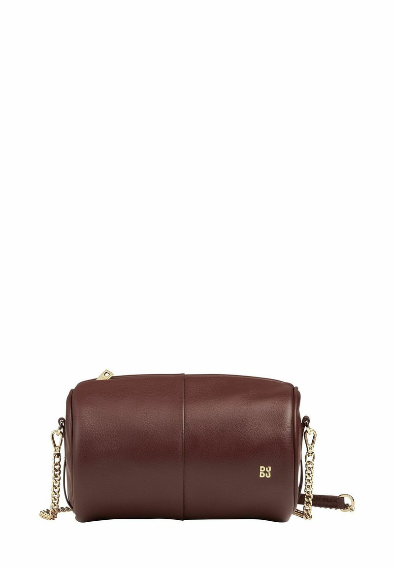 Borsa a tracolla cilindrica in pelle marrone con una catena dorata, dotata di chiusura con zip e dettaglio del logo impresso sul lato.