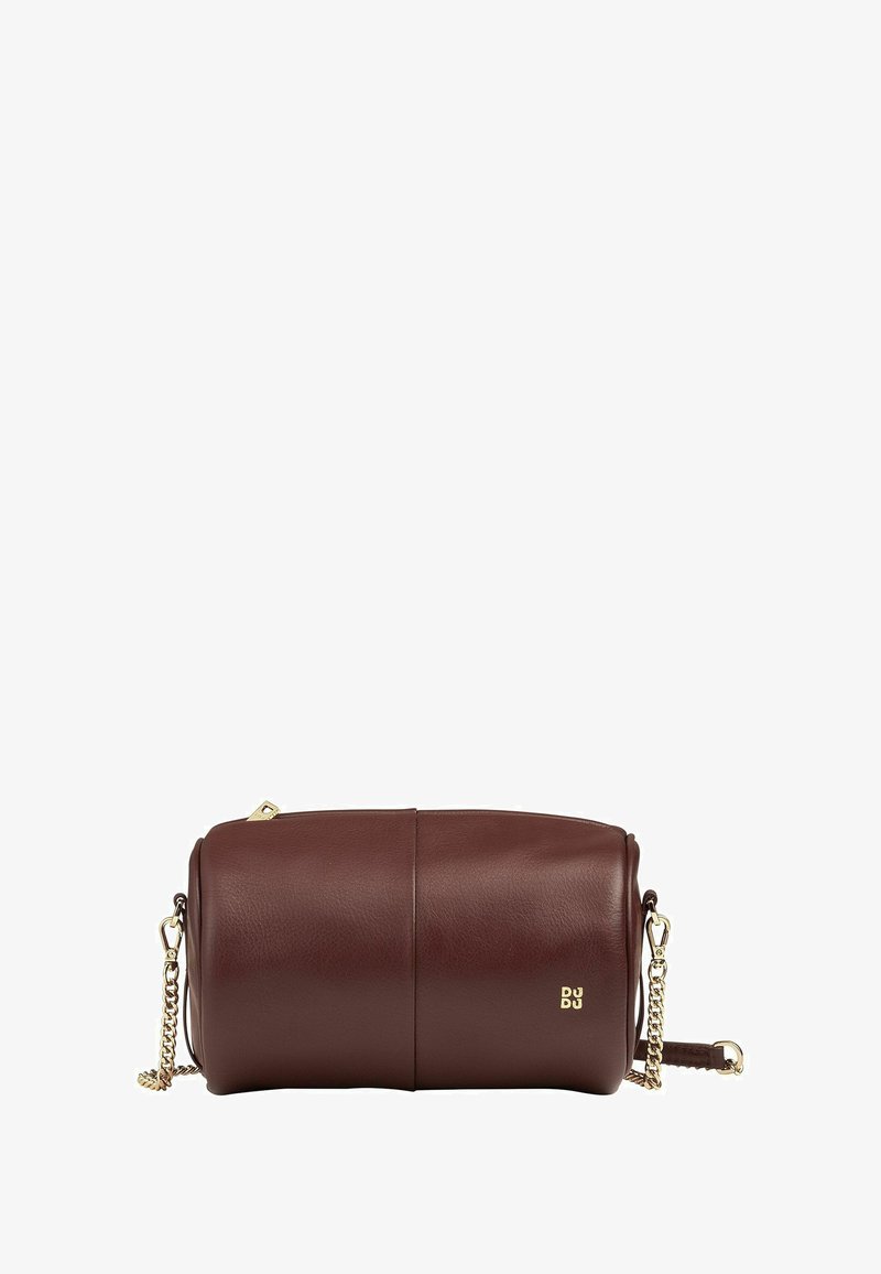 Borsa a tracolla cilindrica in pelle marrone con una catena dorata, dotata di chiusura con zip e dettaglio del logo impresso sul lato.