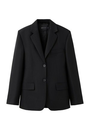 Zwarte op maat gemaakte blazer met inkeping revers, twee voorzakken met klep, één borstzak met bies en sluiting met twee knopen.
