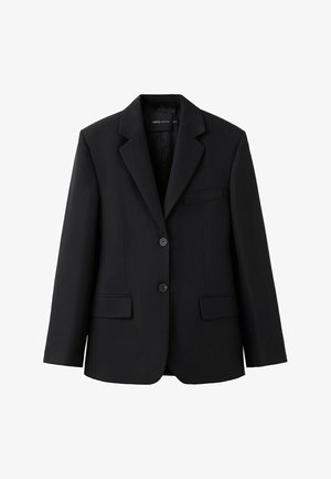 Zwarte op maat gemaakte blazer met inkeping revers, twee voorzakken met klep, één borstzak met bies en sluiting met twee knopen.