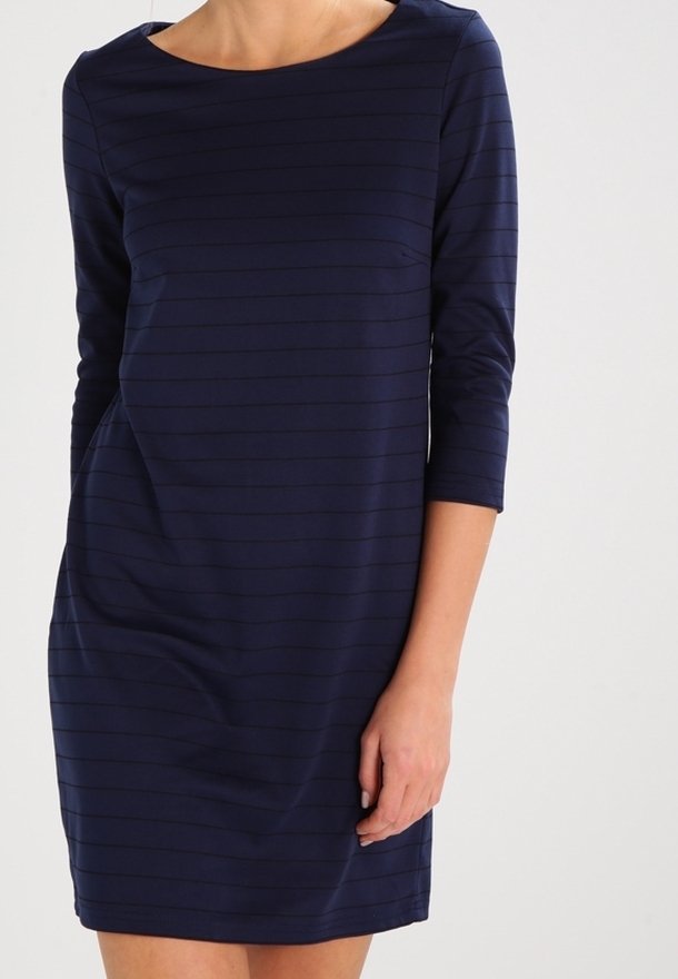 Abito blu navy con strisce orizzontali, scollo a barco e maniche a tre quarti. Realizzato in un tessuto morbido con una vestibilità comoda e tasche laterali.