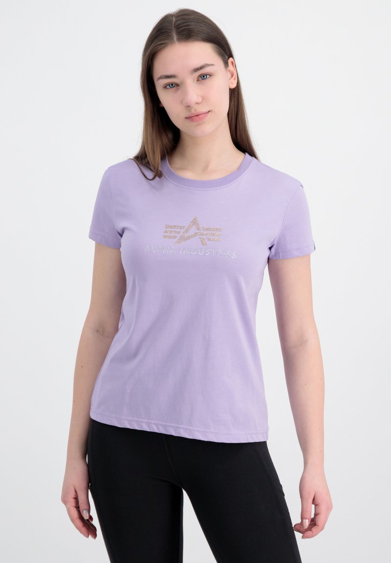Alyvinė medvilninė marškinėliai, su trumpomis rankovėmis ir apvaliu iškirpimu. Priekinis dizainas apima "ALPHA INDUSTRIES" metaliniais akcentais.