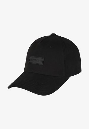 Casquette de baseball noire avec visière courbée et un patch rectangulaire affichant le mot "HUNTER" sur le panneau avant.