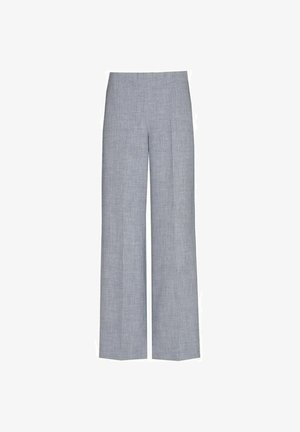 Helle graue, weit geschnittene Hose aus einem strukturreichen, leichten Stoff. Sie hat eine hohe Taille und scharfe vordere Falten.