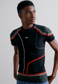 GmbH WILHELM - Print T-shirt - black/green/red/white