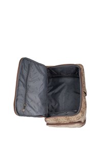 Geantă maro cu model, prevăzută cu închidere cu fermoar, având un interior spațios gri și un buzunar suplimentar cu fermoar pe o parte. Textură netedă.