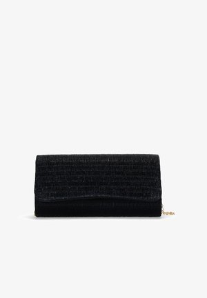 Pochette nera con un design a coste testurizzate. Caratterizzata da una chiusura a patta, una tracolla a catena e dettagli metallici per un tocco in più.