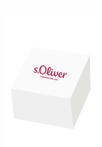 Weißer rechteckiger Kasten mit leicht geneigtem Deckel, auf dessen Vorderseite der rote Text "s.Oliver" und "FASHION FOR LIFE" aufgedruckt ist.