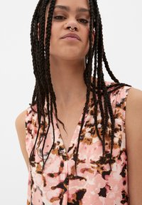 Ärmelloses V-Ausschnitt-Kleid mit einem pinken und braunen abstrakten Muster. Hergestellt aus leichtem Stoff mit glatter Textur und subtiler Lackierung.