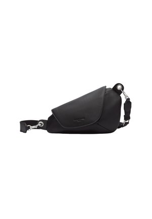 Borsa a tracolla triangolare nera in pelle con tracolla regolabile e ganci in metallo argentato su sfondo bianco.