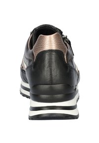 Zwarte en bronzen sneaker met een textuur leren bovenwerk, witte middenzool en een gemusterd overlay, met een ritsluiting aan de achterkant.